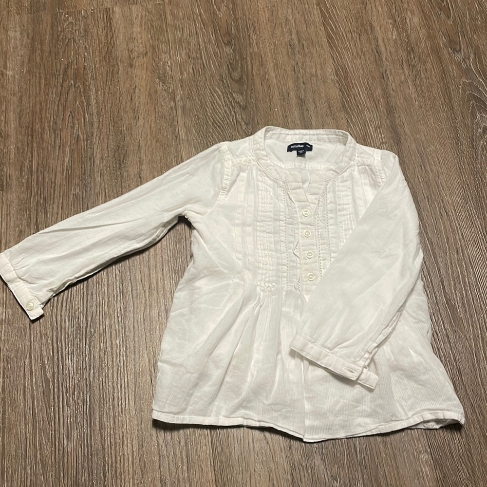 2t White blouse baby gap. Great condition.